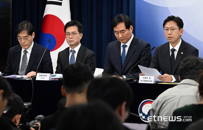배경훈 부총리 겸 과학기술정보통신부 장관이 지난해 10월 서울 종로구 정부서울청사에서 범부처 정보보호 종합대책을 발표하고 있다. 정부는 최근 일련의 해킹사고를 심각한 위기 상황으로 인식하고 범정부 차원의 유기적인 대응체계를 즉시 가동한다. 국가안보실을 중심으로 즉시 실행할 수 있는 단기과제 위주의 범부처 정보보호 종합 대책을 수립하고 이후 중장기 과제를 망라하는 '국가 사이버안보 전략'을 연내 수립할 계획이다. 왼쪽부터 이용석 행정안전부 디지털정부혁신실장, 신진창 금융위원회 사무처장, 김창섭 국가정보원 제3차장, 배 부총리. 이동근기자 foto@etnews.com