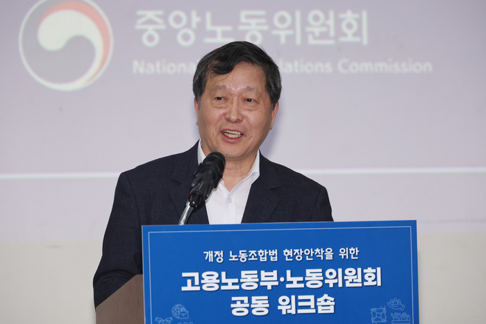 박수근 중앙노동위원장이 '노란봉투법'(노동조합 및 노동관계조정법 2·3조 개정 법률) 시행을 앞둔 지난달 4일 세종컨벤션센터에서 열린 '고용노동부·중앙노동위 공동 워크숍'에서 개정 법안의 현장 안착을 강조하고 있다. 연합뉴스.