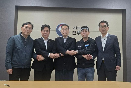 민주노총 공공운수노조 화물연대본부(화물연대)가 29일 오전 고용노동부 진주지청에서 BGF로지스와 단체합의서에 잠정 합의하고 기념촬영을 하고 있다. (사진=연합뉴스)