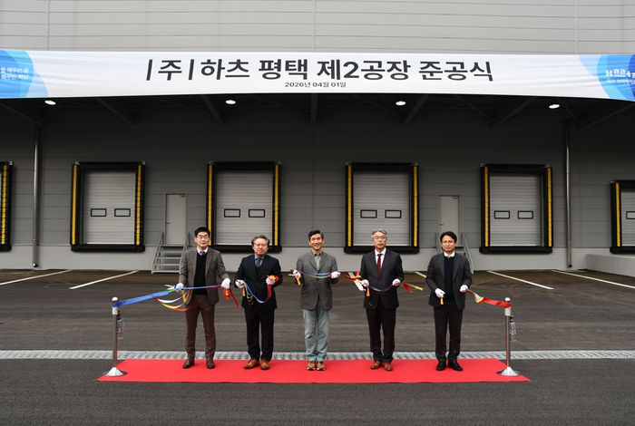 (왼쪽부터) 박재균 하츠 상무, 김형석 하츠 전무, 김성식 하츠 대표, 진용균 하츠 전무, 박주찬 하츠 상무가 1일 열린 평택 2공장 준공식에 참석했다.