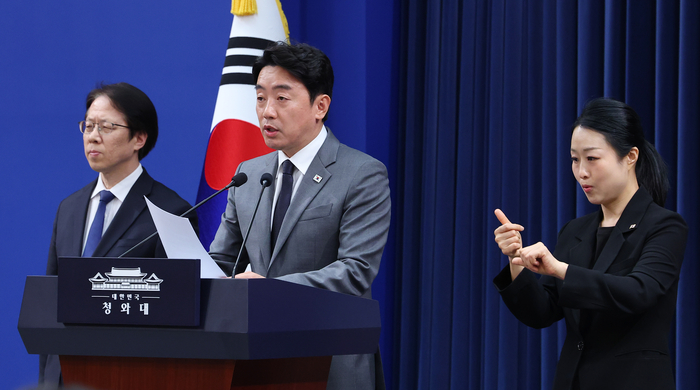 강훈식 비서실장이 29일 청와대 춘추관에서 '공직역량 강화' 핵심성과 및 추진계획 브리핑을 하고 있다.      왼쪽은 조성주 인사수석. 연합뉴스