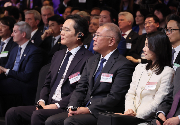 (서울=연합뉴스) 이재용 삼성전자 회장과 정의선 현대차그룹 회장이 3일 서울 여의도 FKI타워에서 열린 한-프랑스 경제계 미래대화 폐회식에 참석하고 있다. 2026.4.3