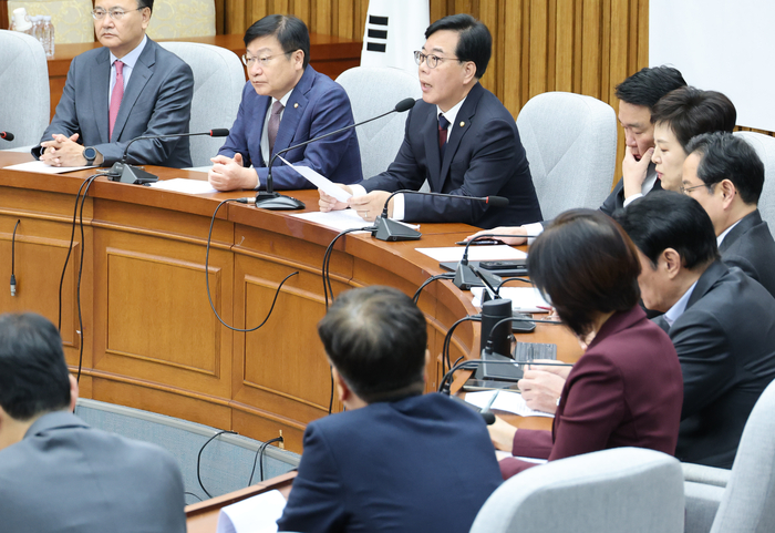 국민의힘 송언석 원내대표가 28일 국회에서 열린 원내대책회의에서 모두발언을 하고 있다. 연합뉴스