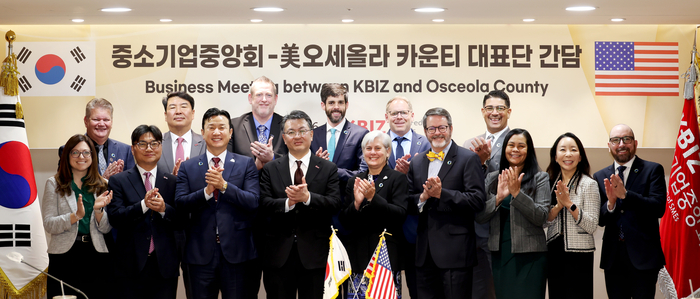(왼쪽 3번째부터) 헌터 김 플로리다 한인 상공회의소 회장, 오기웅 중기중앙회 상근부회장, 셰릴 그리브 오세올라 카운티 부의장, 존 뉴스트리트 오세올라 카운티 상공회의소 회장 등이 간담회를 열고 기념 촬영을 하고 있다.