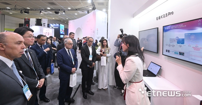 월드IT쇼 2026 이틀 째인 23일, 우수한 대한민국의 ICT 전시를 보기 위한 해외의 관심이 뜨거웠다. 참여한 주한 대사들이 전시 부스를 둘러보고 있다. 박지호기자 jihopress@etnews.com