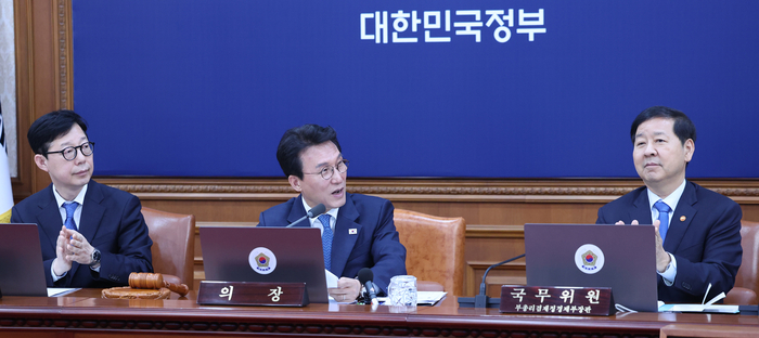 김민석 국무총리가 21일 서울 종로구 정부서울청사에서 열린 국무회의 겸 비상경제본부회의에서 김진오 저출산고령사회위원회 부위원장을 소개하고 있다. 연합뉴스