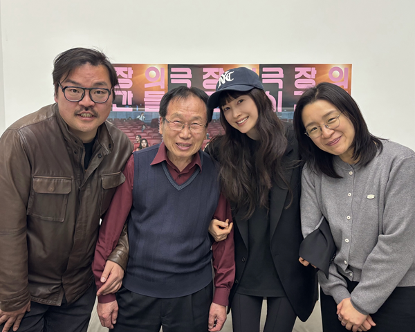 △지난 4월 7일 씨네큐브에서 진행된 '극장의 시간들' 씨네토크에 함께한 이나영 배우, 이종필 감독, 윤가은 감독, 영화에 직접 출연한 홍성희 영상실장이 기념 촬영 하고 있는 모습.