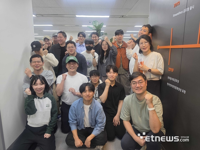 이파피루스 AI 코딩 해커톤' 대회에서 김정아 부사장(두 번째 줄 맨 오른쪽)과 참가자들이 기념 촬영했다.