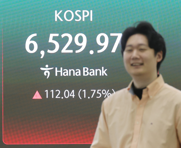 코스피가 장중 6500을 돌파한 23일 서울 중구 하나은행 딜링룸에서 직원들이 업무를 보고 있다. (사진=연합뉴스)