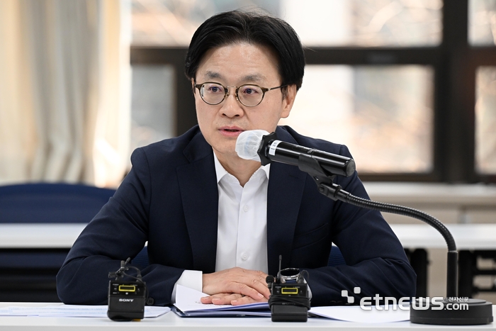 중동전쟁 관련 업종별 석화제품 수급상황 점검회의가 2일 서울 여의도 중소기업중앙회에서 열렸다. 김정관 산업통상자원부 장관이 모두발언을 하고 있다. 이동근기자 foto@etnews.com