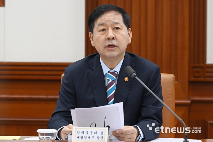 민생물가 특별관리 관계장관TF 회의가 9일 서울 종로구 정부서울청사에서 열렸다. 구윤철 부총리 겸 재정경제부 장관이 모두발언을 하고 있다.  이동근기자 foto@etnews.com