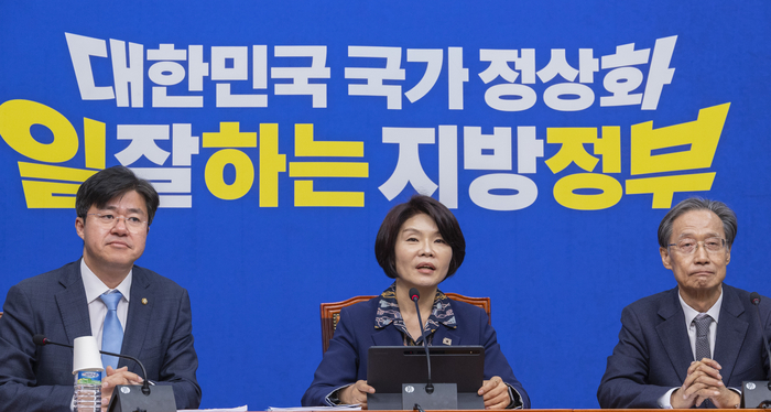 더불어민주당 한정애 정책위의장(가운데) 비롯한 정책위원회 소속 의원들이 22일 국회에서 제9회 전국동시지방선거 더불어민주당 공약 발표를 하고 있다. 연합뉴스