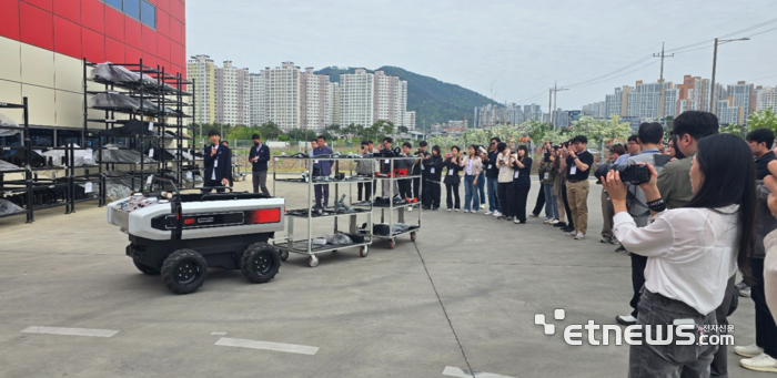 대동이 29일 대구 소재 대동모빌리티에서 자율주행 운반로봇 시연을 하고 있다.