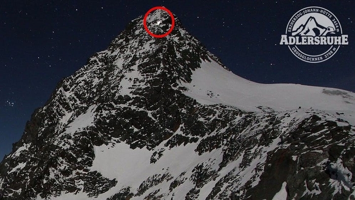 지난해 1월 18일 자정 오스트리아 그로스글로크너산 정상 인근에 보이는 토마스 P.와 여자친구의 헤드라이트. 사진=포토웹캠/호이트 캡처