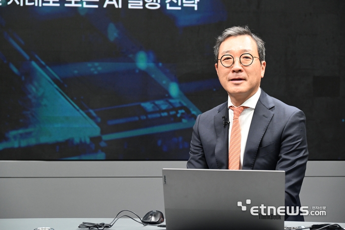 AX 베스트 프랙티스 컨퍼런스가 '실전 혁신 사례로 보는 AI 실행 전략'을 주제로 23일 서울 서초구 전자신문사에서 열렸다. 강용성 와이즈넛 대표가 'AI는 똑똑해졌다, 이제 믿을수 있는 AI가 이긴다'를 주제로 기조강연 하고 있다. 이동근기자 foto@etnews.com