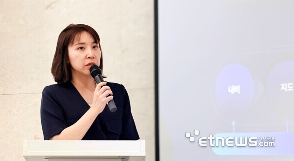 김소희 티맵모빌리티 팀장이 티맵 오토 전략에 대해 발표하고 있다.