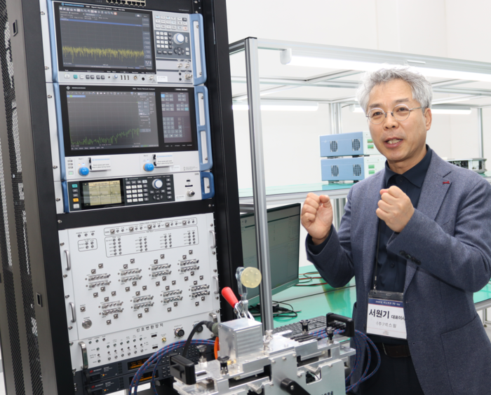 서원기 넥스윌 대표가 자사 레이더 관련 기술을 테스팅하고 있는 모습을 설명하고 있다.