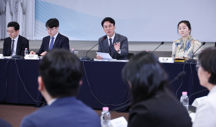 김민석 국무총리가 28일 오후 서울 마포구 중소기업DMC타워에서 열린 제18차 청년정책조정위원회 겸 제2차 청년정책 관계장관회의에서 발언하고 있다. 연합뉴스