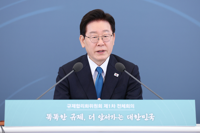 이재명 대통령이 15일 청와대에서 열린 규제합리화위원회 제1차 전체회의에서 발언하고 있다. 연합뉴스