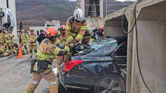 대통령경호처 경호안전교육원과 중앙소방학교가 지난 3월 23일부터 4월 3일까지 복합 사고 발생 시 인명구조 역량을 강화하기 위한 실전 훈련을 진행했다. 대통령경호처 제공