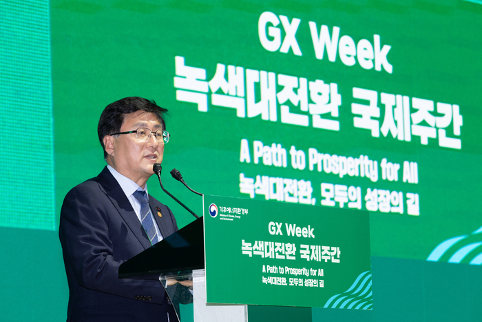 김성환 기후에너지환경부 장관이 20일 전남 여수시 여수엑스포컨벤션센터에서 국제 기후·에너지안보 협력을 논의하는 '녹색대전환 국제주간' 개회식에 참석하여 개회사를 하고 있다. 사진 출처 : 기후부