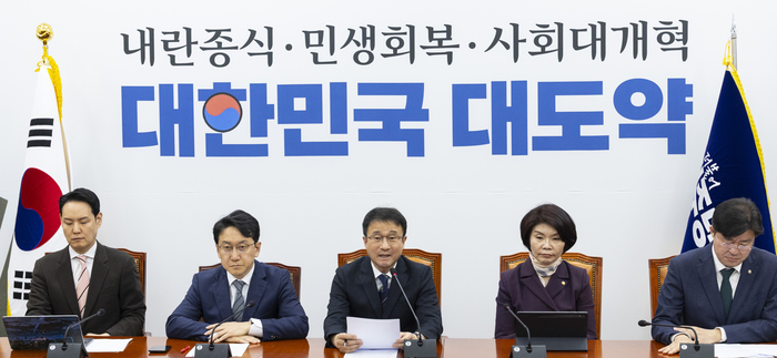 더불어민주당 한병도 원내대표가 9일 국회에서 열린 정책조정회의에서 최근 국민의힘의 종북론 몰이에 대해 “안보불안 매카시즘이 아직도 통한다는 개꿈꾸냐”며 비판 발언을 하고 있다. 연합뉴스