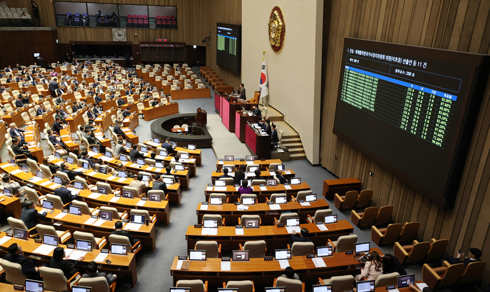 23일 국회에서 열린 4월 임시국회 제7차 본회의에서 진실·화해를위한과거사정리위원회 위원 선출안 등 11건이 통과되고 있다. 연합뉴스