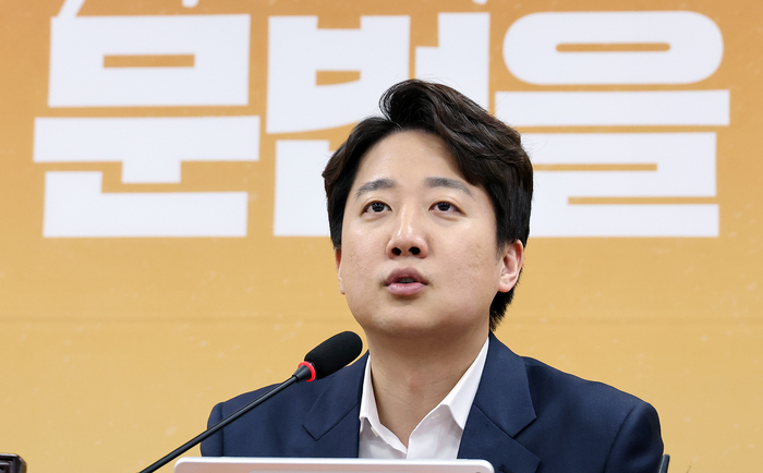 개혁신당 이준석 대표가 27일 국회에서 열린 최고위원회의에서 모두발언을 하고 있다. 연합뉴스