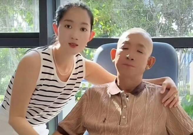 허우(61)와 아내 리 위안(33). 사진=SCMP