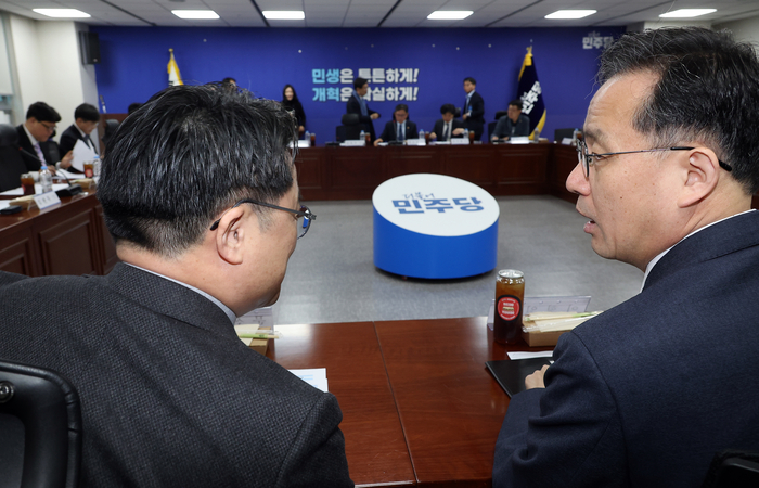 이형일 재정경제부 1차관(오른쪽)과 문신학 산업통상부 차관이 6일 국회 의원회관에서 열린 중동전쟁 경제 대응 특위 2차 회의에 앞서 얘기를 나누고 있다.