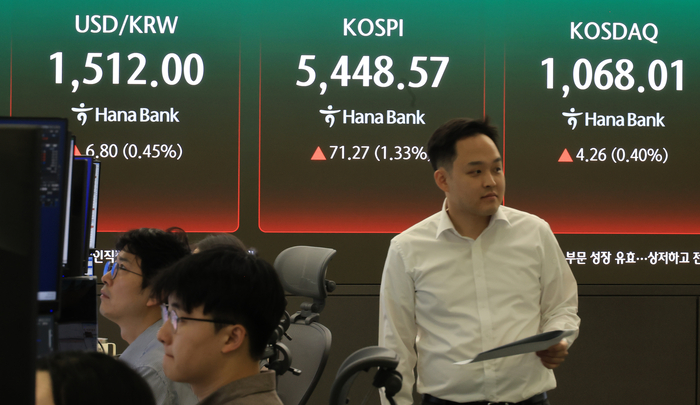 6일 서울 중구 하나은행 본점 딜링룸에 증시와 환율이 표시되고 있다. 이날 오전 9시 2분 현재 코스피는 전장보다 71.27포인트(1.33%) 오른 5448.57이다. 지수는 전장 대비 46.05포인트(0.86%) 오른 5423.35로 출발했다. (사진=연합뉴스)