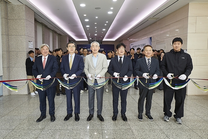 원익D2i가 고사양 OLED DDI 첫 양산·출하식을 지난 3일 개최했다. (왼쪽부터) 송윤석 TLi 대표, 조남성 원익 부회장, 이용한 원익 회장, 김도윤 원익D2i 대표, 황명춘 제품기술본부장, 유도현 근로자대표가 기념 촬영했다.