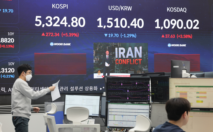 1일 오전 서울 중구 우리은행 본점 딜링룸 전광판에 코스피와 환율이 표시돼 있다.  (사진=연합뉴스)