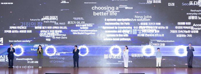 김성환 기후에너지환경부 장관이 20일 전남 여수시 여수엑스포컨벤션센터에서 열린 '녹색대전환 국제주간' 개회식에서 각계 대표들과 모두가 함께 만들어갈 녹색대전환을 염원하는 행동 선언을 하고 있다. 사진 출처 : 기후부