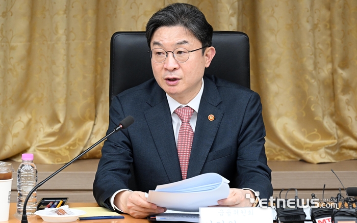 국민성장펀드 제2차 전략위원회 회의가 14일 서울 중구 예금보험공사에서 열렸다. 이억원 금융위원장이 모두발언을 하고 있다. 이동근기자 foto@etnews.com
