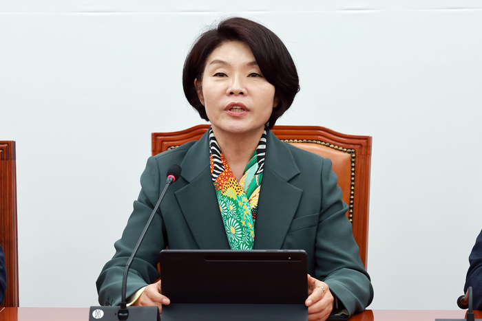더불어민주당 한정애 정책위의장이 28일 국회에서 열린 원내대책회의에 참석해 발언하고 있다. 연합뉴스