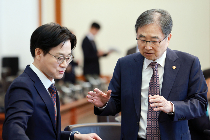 대화하는 김정관 장관과 조현 장관     (서울=연합뉴스) 한상균 기자 = 김정관 산업부 장관(왼쪽)과 조현 외교부 장관이 31일 청와대에서 열린 국무회의에서 대화하고 있다. 2026.3.31     xyz@yna.co.kr (끝)