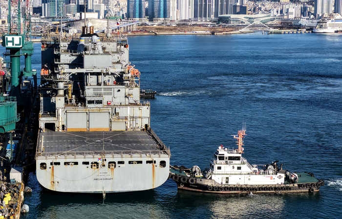 HJ중공업 영도조선소에 입항하는 USNS 아멜리아 에어하트함. HJ중공업