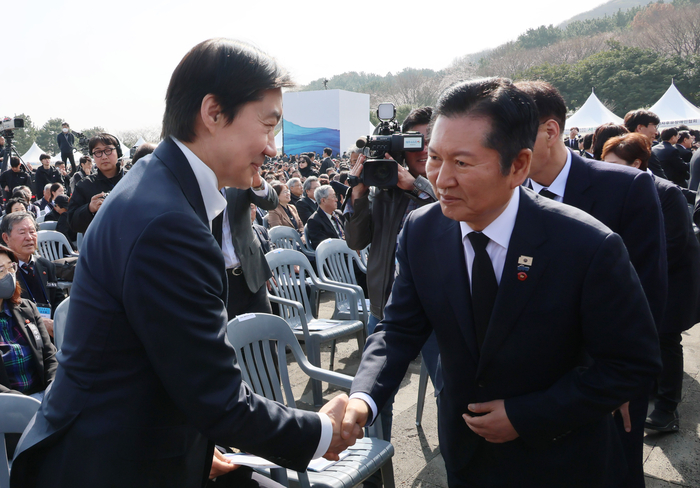더불어민주당 정청래 대표(오른쪽)와 조국혁신당 조국 대표가 3일 제주 4·3 평화공원에서 열린 제78주년 제주 4·3 희생자 추념식에서 악수하고 있다. 연합뉴스