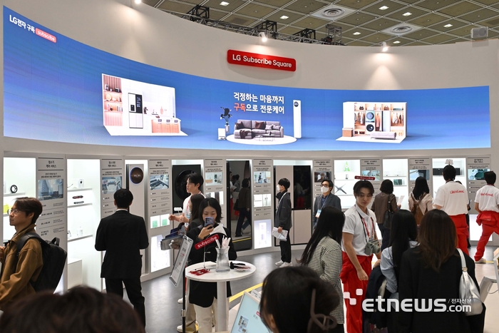 국내 최고 정보통신기술(ICT) 축제 '월드IT쇼 2026'이 22일 서울 강남구 코엑스에서 열렸다. LG전자 부스에서 관람객이 LG전자 구독가전에 대한 설명을 듣고 있다. 김민수기자 mskim@etnews.com