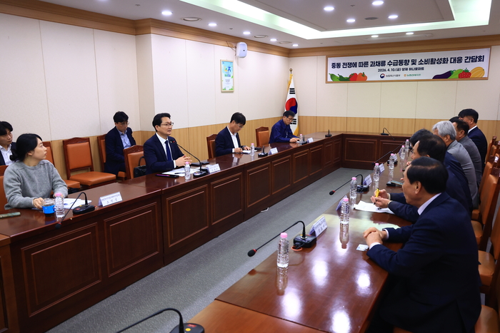 김종구 농림축산식품부 차관이 지난 10일 과채 품목별 생산자협의회장 간담회를 주재하고 농자재 수급 상황과 과채류 수급 안정 방안을 논의하고 있다. (사진=농림축산식품부)
