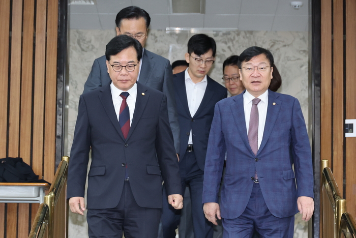 국민의힘 송언석 원내대표가 28일 국회에서 열린 원내대책회의에 입장하고 있다. 연합뉴스
