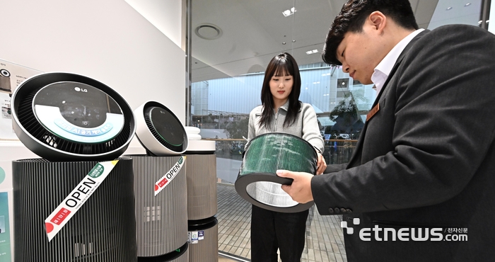 서울 여의도 LG전자 베스트샵에서 소비자가 퓨리케어 AI 공기청정기를 살펴보고 있다.  이동근기자 foto@etnews.com