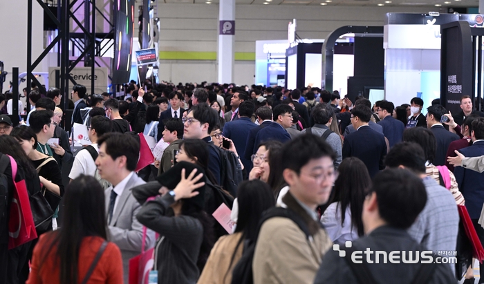 월드IT쇼 2026 개최 이튿날인 23일 전시장이 관람객들로 북적이고 있다. 박지호기자 jihopress@etnews.com