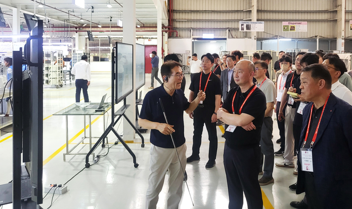 LG전자와 협력사 임직원이 생산성 개선 우수 사례로 꼽힌 LG전자 협력사의 인도 현지 공장을 둘러보고 있다.