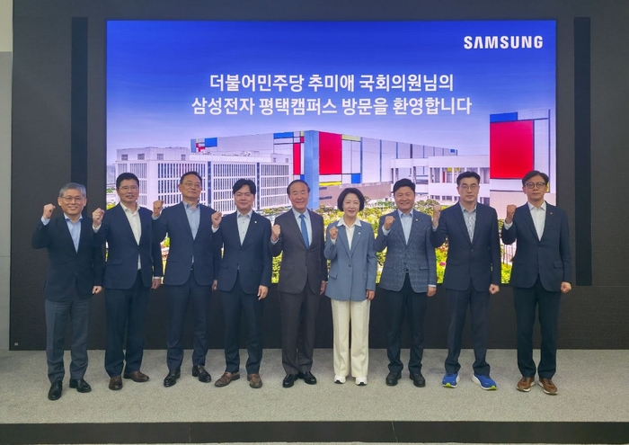 왼쪽부터 김용관 삼성전자  사장, 백수현 삼성전자 사장,  김완표 삼성전자 사장, 김현정 더불어민주당  의원, 전영현 삼성전자  부회장, 추미애 더불어민주당  의원, 홍기원 더불어민주당  의원, 최원용 평택시장 예비후보, 현근택 용인시장 예비후보