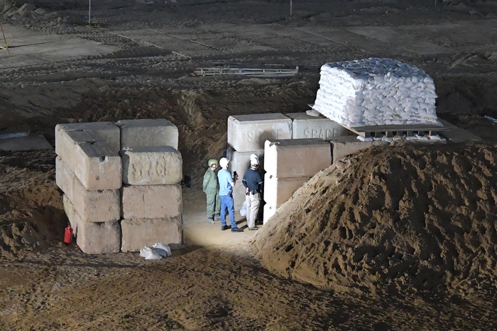 지난 3월 31일 싱가포르 창이 국제공항 제5터미널 공사 현장에서 발견된 제2차 세계대전 폭탄 인근에 콘크리트 방벽을 설치한 모습. 사진=싱가포르 국방부 페이스북 캡처