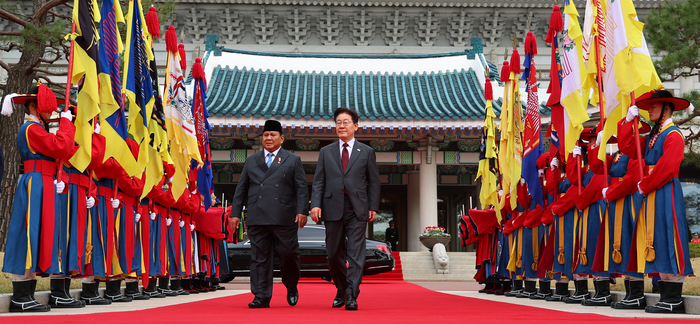 이재명 대통령이 1일 청와대에서 국빈 방한한 프라보워 수비안토 인도네시아 대통령과 함께 공식 환영식장으로 향하고 있다. 연합뉴스