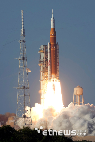 미국 항공우주국(NASA) 아르테미스 2호가 1일(현지시간/ 한국시간 2일 오전 7시24분) 미국 플로리다주 케이프커내버럴의 케네디 우주센터에서 발사됐다. 아르테미스 2호는 4명의 우주비행사를 태우고 달 궤도를 돌아오는 임무를 수행한다. 달에 직접 착륙하지는 않지만 달의 뒷면을 지나고 1만 300㎞ 거리까지 접근한 뒤 지구로 귀환한다 〈AP〉