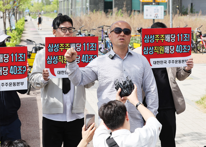 결의문 낭독하는 대한민국 주주운동본부     (평택=연합뉴스) 홍기원 기자 = 23일 삼성전자 노동조합 공동투쟁본부 투쟁 결의대회가 열리는 경기도 평택시 삼성전자 평택캠퍼스 인근에서 노조의 집회에 반대하는 대한민국 주주운동본부 관계자들이 결의문을 읽고 있다. 2026.4.23     xanadu@yna.co.kr (끝)